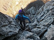 60 Passaggio impegnativo su un diedro di roccioni